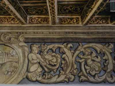 Sullo sfondo azzurro della decorazione si distinguono vari putti intenti a suonare flauti...